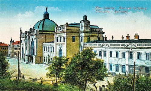 Bahnhof von Stanislau, Postkarte gedruckt 1916 in Krakau [Bibliothek des BKGE].