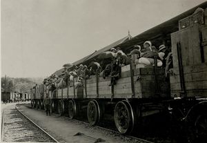 Flüchtlinge aus der Bukowina am Elektrotrain, Kriegspressequartier Alben 1914-1918 [Foto: ÖNB Wien, Bildarchiv Inv. Nr. WK1/ALB104/31876].