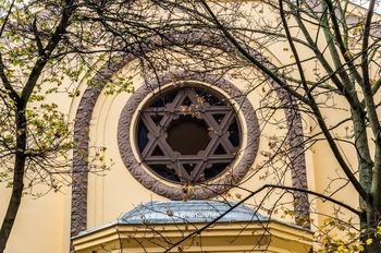 Detail an der Fassade der Synagoge in der Kapolnàs Strasse. [Foto: Jüdische Gemeinde Debrezin].