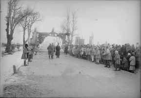 Kaiser Karl an der Ostfront in der Bukowina, vermutlich am 10. Dezember 1917 [Foto: ÖNB Wien, Bildarchiv Inv. Nr. 211826-C].