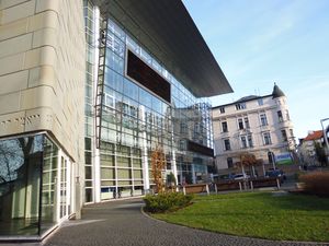 "Bau der Versöhnung" - die neue Bibliothek an der Stelle der zerstörten Synagoge in Reichenberg [Foto: Kai Witzlack-Makarevich].