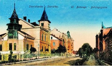 Batoregogasse in Stanislau; Postkarte gedruckt in Krakau 1918 [Bibliothek des BKGE].