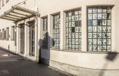 Eingang zum Museum in der ehemaligen Emaillewarenfabrik von Oskar Schindler [Foto: Kai Witzlack-Makarevich].