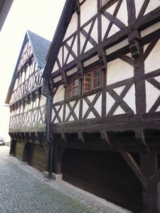 Die  sog. "Wallensteinhäuser", die ältesten erhaltenen Bebauungen der Stadt [Foto: Kai Witzlack-Makarevich].