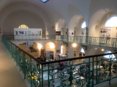 Innenansicht des zur Galerie umgebauten Kaiser Franz-Joseph-Stadtbads (tschech. Městské lázně Františka Josefa I.) [Foto: Kai Witzlack-Makarevich].