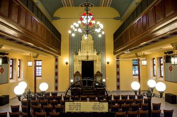 Innenraum der orthodoxen Synagoge in der Pástí Strasse.[Foto: Jüdische Gemeinde Debrezin].