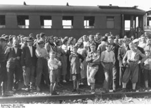 Volksdeutsche Umsiedler aus Bessarabien und der Bukowina auf dem Bahnhof in Graz, November 1940 [Foto: Bundesarchiv Bild 121-0693].