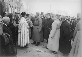 Kaiser Karl I. von Österreich inspiziert Truppen in der Bukowina, etwa November 1917 [Foto: ÖNB Wien, Bildarchiv Nr. 211817-C].